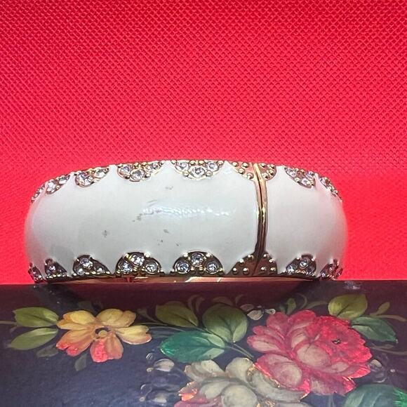 STELLA & DOT Cream Rhinestone Enamel Hinged Bangle Bracelet Chunky GoldTone - Picture 7 of 12